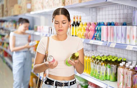 Junge Frau im Supermarkt. Foto: Jack F/Adobe Stock.