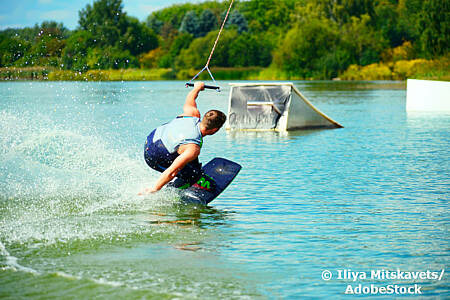 Zeit für Wassersport: Ein Wakeboarder macht Tricks. Foto: Iliya Mitskavets/AdobeStock