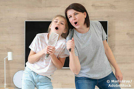 Muttertag mal anders: Mutter und Tochter singen Karaoke. Foto: Mariakray/AdobeStock