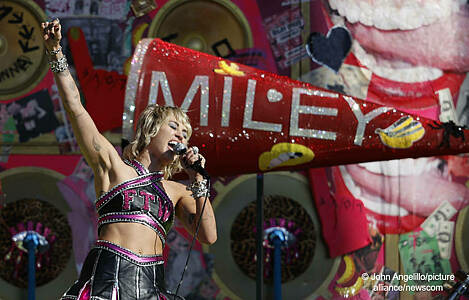 Miley Cyrus bei einem Konzert. Foto: John Angelillo/picture alliance/newscom.