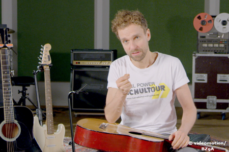 Benjamin zeigt, wie man eine Gitarrensaite ersetzt. Foto: videomotion/BZgA