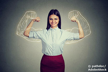 Junge Frau zeigt Muskeln. Foto: pathoc/AdobeStock