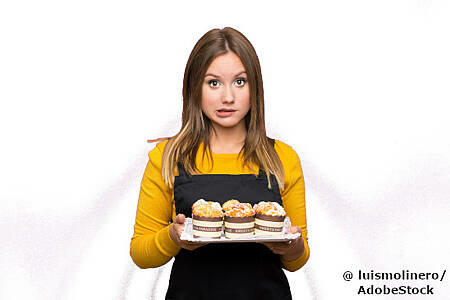 Mädchen mit Cupcakes. Foto: Luismolinero/AdobeStock