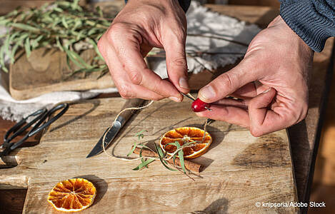 Weihnachtliches Basteln mit getrockneten Orangen. Foto: knipseria/Adobe Stock.