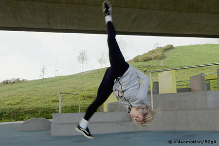 Marleen zeigt, wie der Aerial funktioniert. Foto: videomotion/BZgA