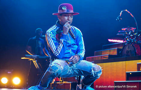 Musiker Pharrell Williams bei einem Auftritt auf der Bühne. Foto: Vit Simanek/picturealliance/dpa