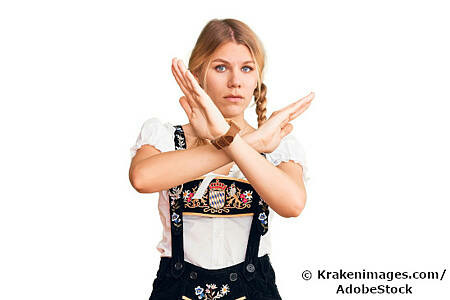 2020 ohne Oktoberfest: Eine junge Frau in Lederhosen kreuzt die Arme. Foto: Krakenimages.com/AdobeStock