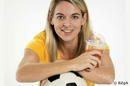 Nia Kuenzer mit Fußball und alkoholfreiem Drink. Foto: BZgA