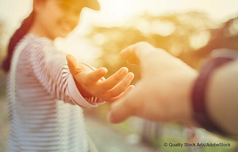 Eine junge Frau reicht einer anderen die Hand. Foto: Quality Stock Arts/Adobe Stock