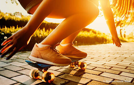 Ein Maedchen auf einem Skateboard. Foto: Strelciuc/AdobeStock. 