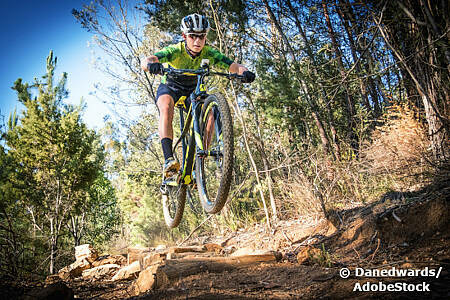 E-Bike oder Fahrrad? Junger Mann auf Mountainbike. Foto:  Danedwards/AdobeStock