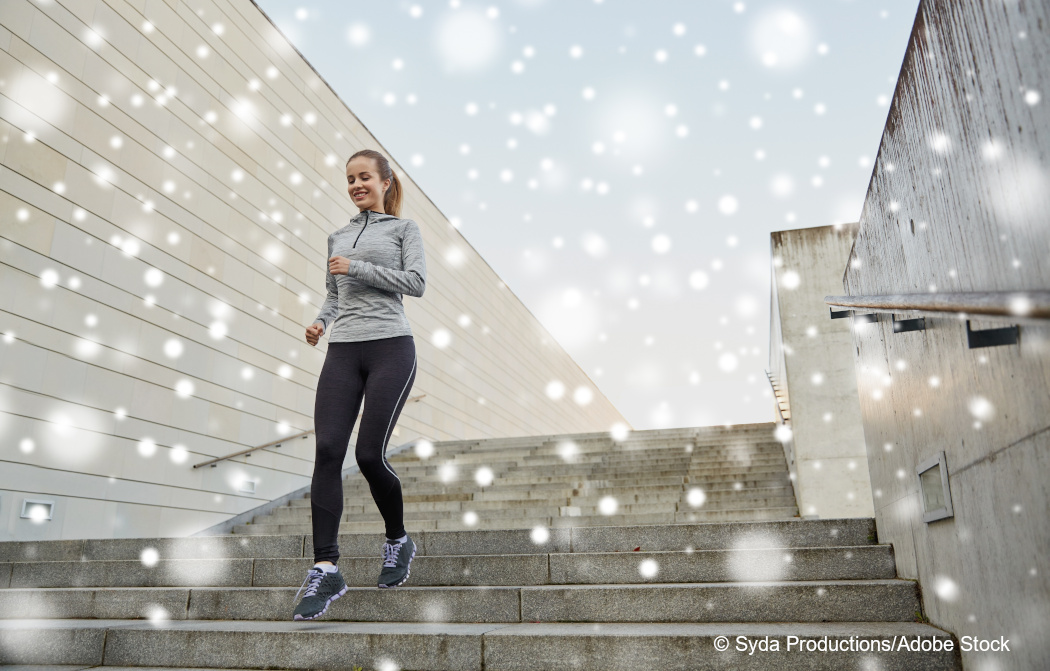 Eine Joggerin eilt eine Treppe im Schnee hinab. Foto: Syda Productions/AdobeStock.