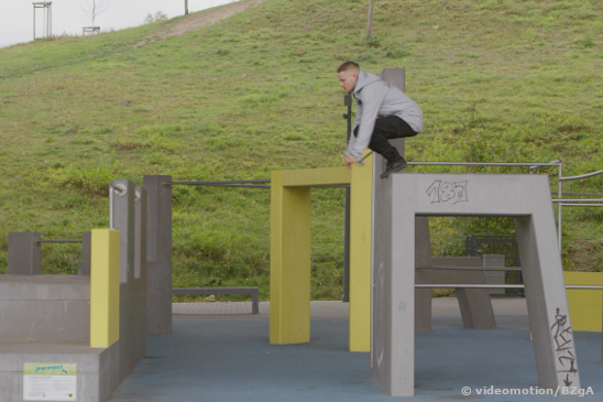 Voll-Power-Schultour-Teamer Joel im Sprung beim Parkour-Training. Foto: videomotion/BZgA