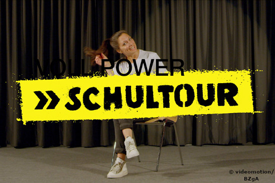 Schauspielerin auf der Bühne mit Voll-Power-Schultour-Logo. Foto: videomotion/BZgA