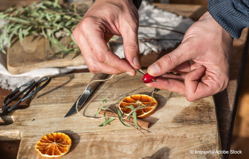 Weihnachtliches Basteln mit getrockneten Orangen. Foto: knipseria/Adobe Stock.