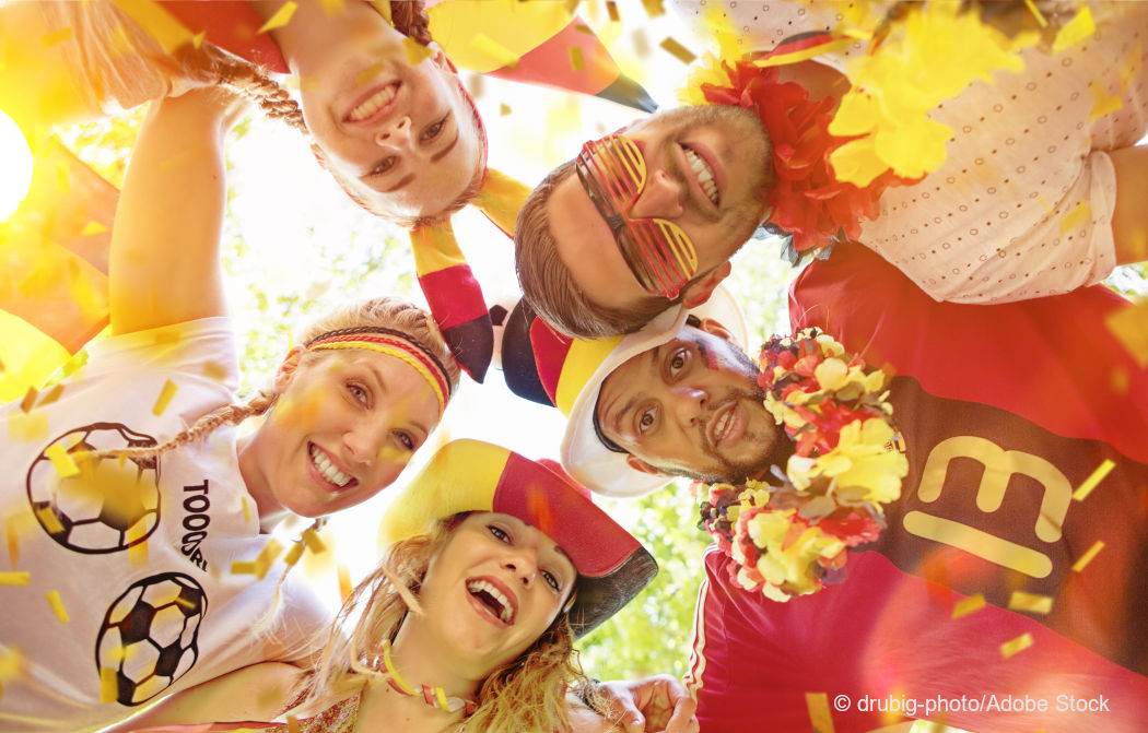 Eine Gruppe von Deutschland-Fußballfans feiert gemeinsam. Foto: drubig-photo/Adobe Stock.