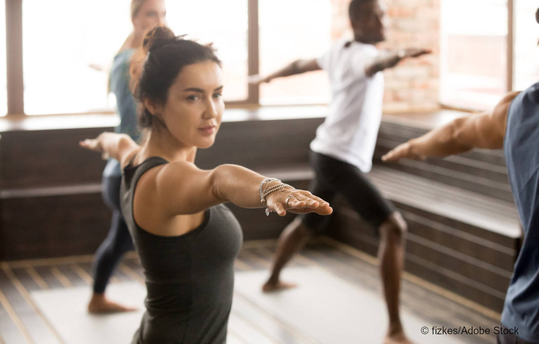 Eine junge Frau macht Yogaübungen. Foto: fizkes/Adobe Stock