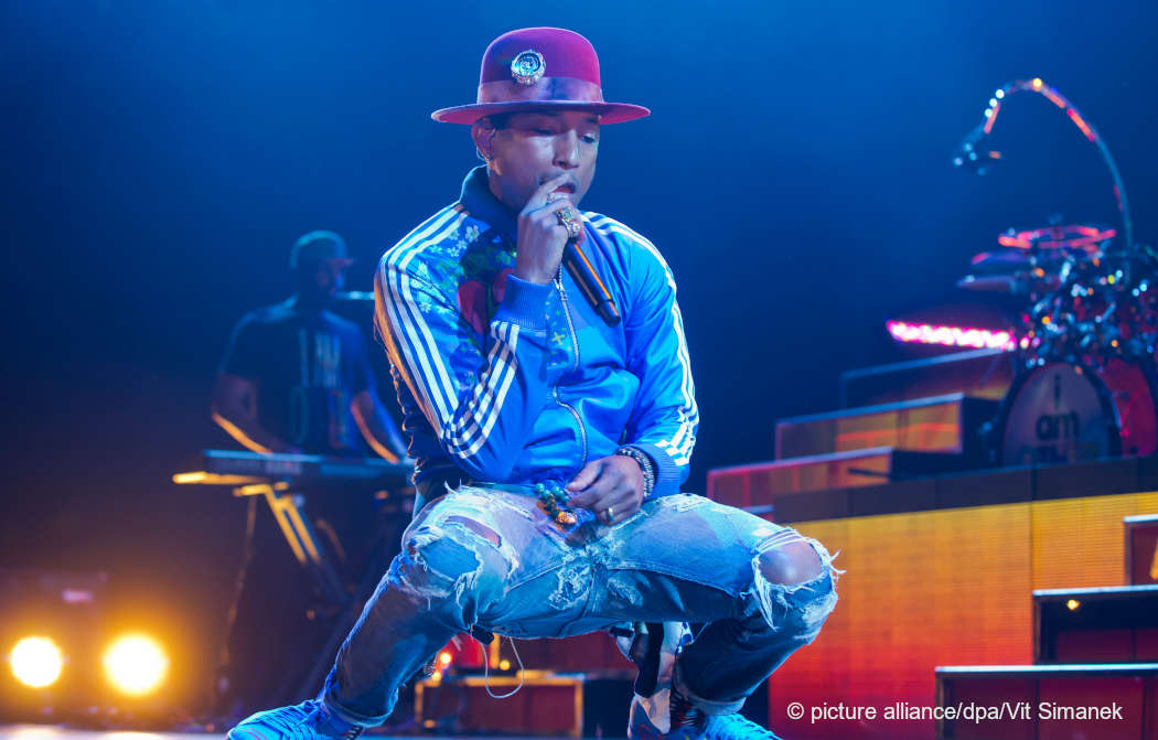 Musiker Pharrell Williams bei einem Auftritt auf der Bühne. Foto: Vit Simanek/picturealliance/dpa