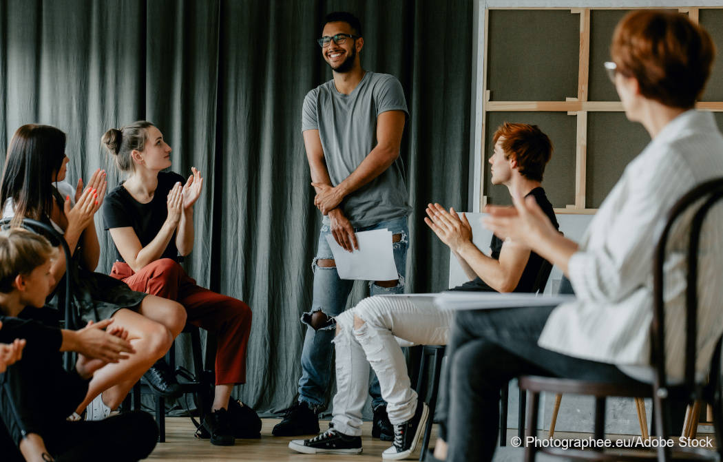 Vortrag eines jungen Mannes. Foto: Photographee.eu/Adobe Stock