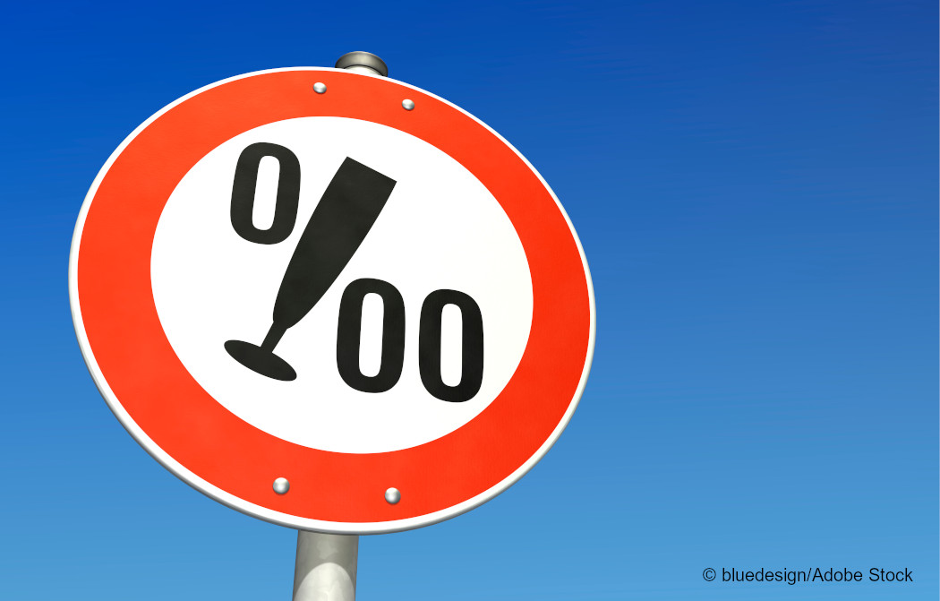 Warnschild mit einem Promille-Zeichen. Foto: bluedesign/Adobe Stock.